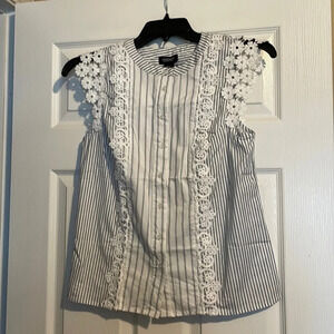 Jones & Co NWT beautiful floral detail women’s blouse size small